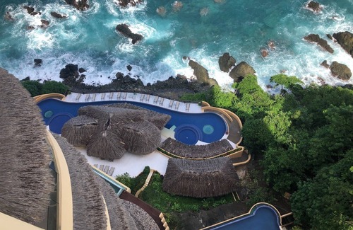 Ixtapa Condo | Spectacular Refurbished Beachfront Condo in Ixtapa/Zihuatanejo