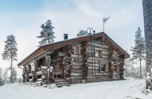 Kuusamo House | Spectacular Rural Log House with 2 Saunas next to a beautiful lake
