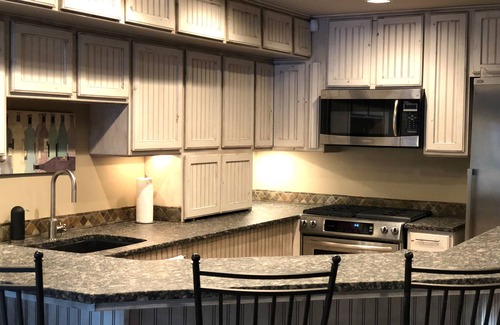 Upper Kingsbury Cabin | Spectacular, sleeps 9, backs to forest, hot tub, game rm, 3mi from ski, pet okn