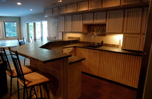 Upper Kingsbury Cabin | Spectacular, sleeps 9, backs to forest, hot tub, game rm, 3mi from ski, pet okn
