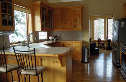 Upper Kingsbury Cabin | Spectacular, sleeps 9, backs to forest, hot tub, game rm, 3mi from ski, pet okn