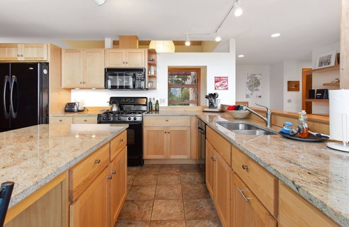 Southwest Harbor House | Spectacular Views, 4 min to Acadia, Walk to Town, Gas Fire Pit, Quietside