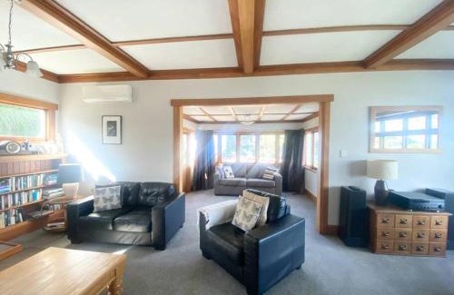 Bluff Hill Villa | Spectacular View atop Napier Hill - Space for all!