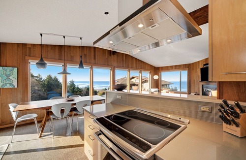 Neahkahnie Beach House | Spectacular Views, Elegant Home