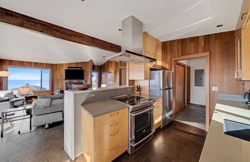 Neahkahnie Beach House | Spectacular Views, Elegant Home