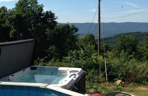 Luray Cabin | Spectacular Views, Swimming Pool, Hot Tub, Real Log Fires, Mountain Getaway