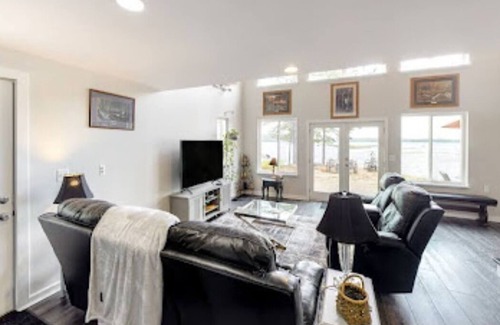 Franklin House | Spectacular Waterfront Webb Pond. Sunday to Sunday