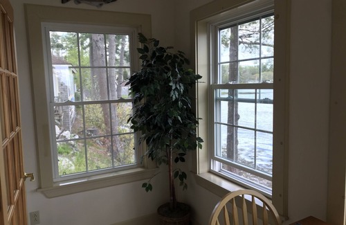Edgecomb Cottage | Spectacular Waterfront Cottage: Charming Getaway on The Sheepscot River