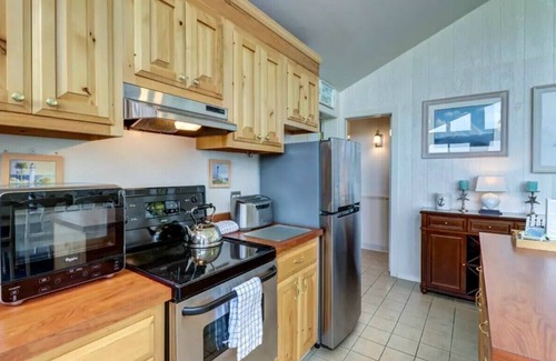 South Hero House | SPECTACULARLY SCENIC ISLAND ESTATE WITH HOTEL AMENITIES