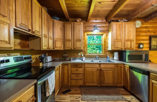 Lancaster Cabin | *Spectrum Wi-Fi, firepit, pet friendly, playground