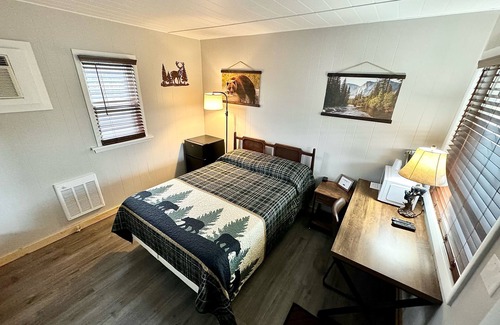 North Greece House | Spencerport - Cozy Cabin Inn - Sleeps 2, 1 Full Size Bed