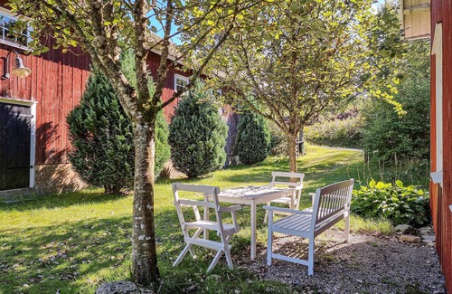 Fargelanda House | Spend a cosy holiday in this Swedish red holiday home in Färgelanda near several lakes.