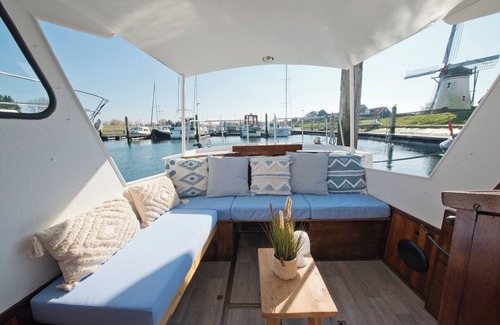 Stavenisse Boat Rental | Spend a night on the water in a cosy houseboat