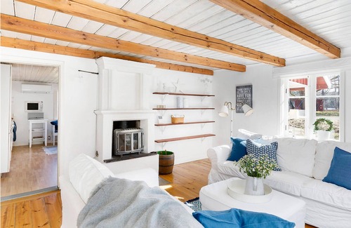 Finnerodja House | Spend a relaxing vacation in this comfortable vacation home in a dream location on the lake.