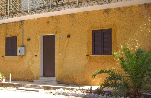 Gizzeria Apartment | Spend a relaxing vacation in this charming vacation apartment very close to the beach.
