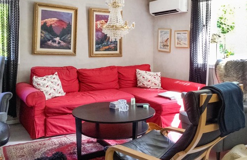 Gavle House | Spend a relaxing vacation in this charming and cozy vacation home on a lake.