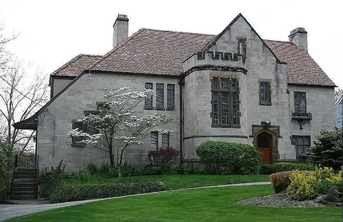 Maumee Bed & Breakfast | Spend an evening in a Castle and enjoy a meal fit for royalty.