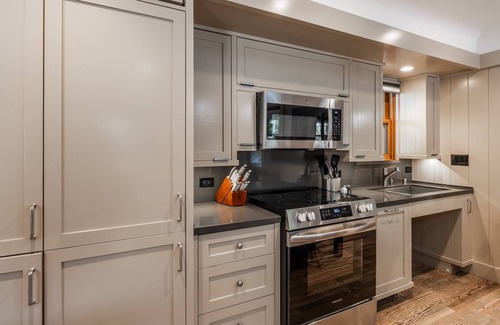 Homewood Cottage | Spend Fall by North Lake Tahoe! Accessible Cottage Near Lake and Ski Resort with Two Covered Porches