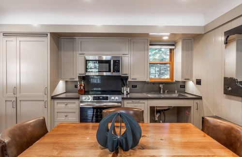 Homewood Cottage | Spend Fall by North Lake Tahoe! Accessible Cottage Near Lake and Ski Resort with Two Covered Porches