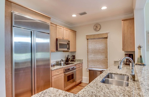 Beach District Condo | Spend Fall by the Beach! Beachside! Close to it all! Screened-in Porch!