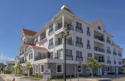 Seaside Heights Condo | Spend your vacation in Luxury. Only 1 block to the beach.