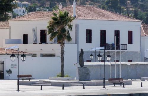 Agii Anargiri Apartment | Spetses Breeze beautiful appartment