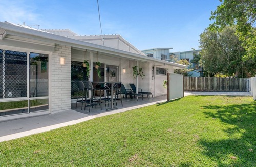 Rainbow Beach Apartment | Spindrift - 1/10 Spectrum Street - Rainbow Beach. All beds made. Wifi. Pets welcome.