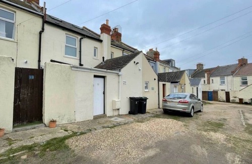 Wyke Regis House | Spindrift - views of Chesil beach, dog friendly