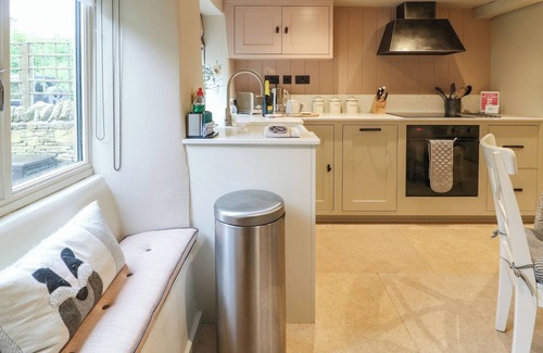 Stow-on-the-Wold Cottage | SPINNERS COTTAGE, pet friendly, with open fire in Stow-On-The-Wold