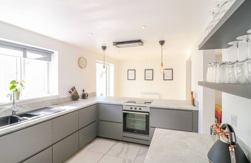 Chesterfield House | SPIRE HAVEN, family friendly, with a garden in Chesterfield