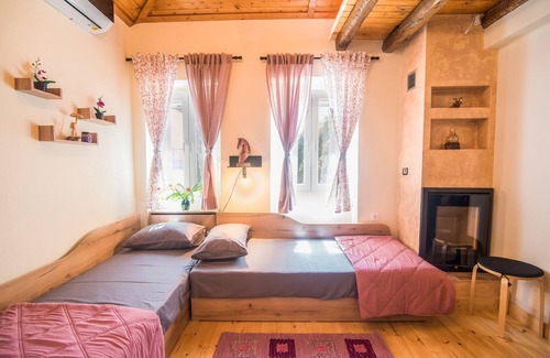 Chlomatiana Cottage | Spiti Lagis - rustic cottage house with 1BR loft