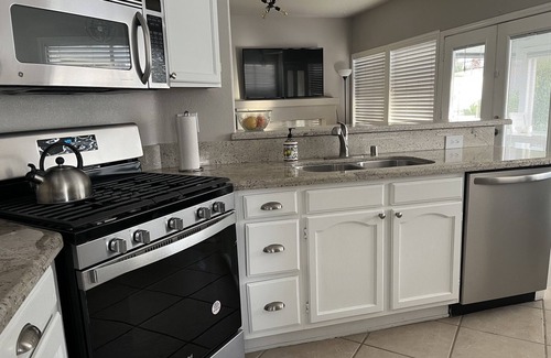 Green Valley House | SPLASH into FUN! Private yard Htd POOL, BBQ, PETs OK, 10 Min to Strip