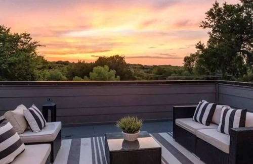 Galindo House | Splash Manor! Heated Pool, Gym, and Shuffleboard Table