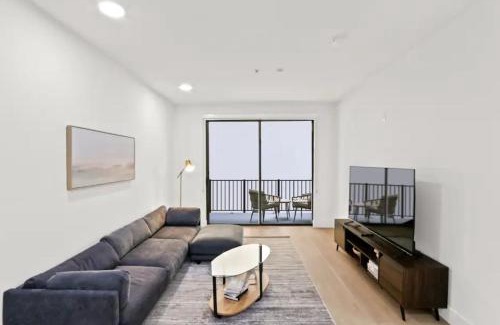 Downtown Apartment | Splendid 2BR, 2BA Apt 12 Min Walk to SM Pier!
