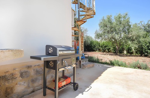 Modica House | Splendid country house with private garden, free parking space. Pets are welcome