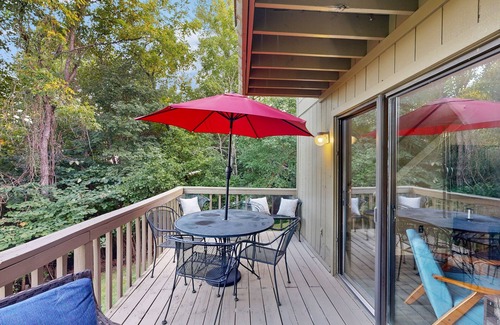 Goodview House | Splendid dog friendly home with shared pool, kayaks & free WIFI