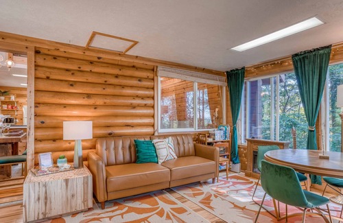 Lincoln City Cabin | Splendid Log Cabin Home has King Suite, Smart TVs, Bonus Room with Ocean View!