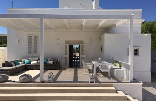 Trani Villa | Splendid restored antique villa 150 meters from the sea. Three rooms