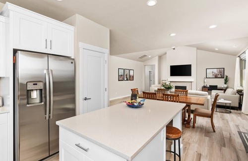 Hillsboro House | Splendid Single Level Home, Private Patio & Fire-Table, Shared Pool, Hot Tub, Gym Walk 2 Golf Course