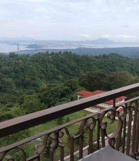 Laurel Apartment | Splendido Tagaytay Taal Lake Staycation Free Parking Netflix No Free Pool