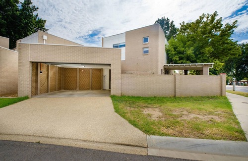 Albury House | Splendour on Sackville- modern and stylish, pet friendly with double garage - Three bedroom townhouse with two queens, one double and a single
