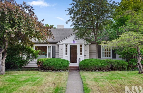 Manito House | Spokane | Mid-Century Modern Pet Friendly | Sleeps 9