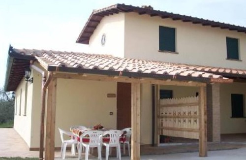 Gualdo Cattaneo Apartment | "Spoleto" appartement, in the Villa di Castello is situated in the middle of an olive garden.