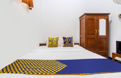 Demak Hotel | SPOT ON 91935 Hellena Guesthouse