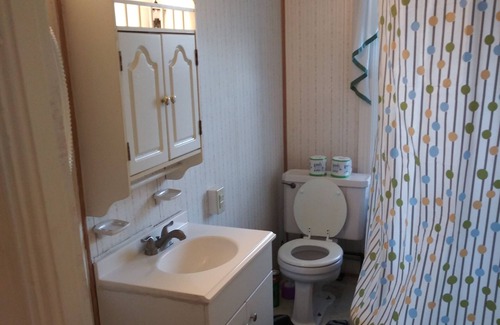 Enola Apartment | Spotless 2nd Fl 1Bdrm Studio with parking Near 3 Hospitals / Capitol Complex