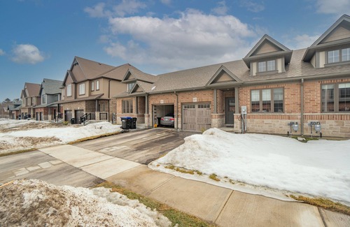 Midland House | ★Spotless 3BR home near Beaches, Trails & Shrine - Midland, Tiny, Georgian Bay