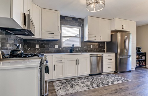 Chatham House | Spotless and Simple Trendy Condo Chatham/Springfield