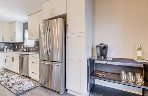 Chatham House | Spotless and Simple Trendy Condo Chatham/Springfield