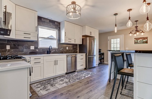 Chatham House | Spotless and Simple Trendy Condo Chatham/Springfield