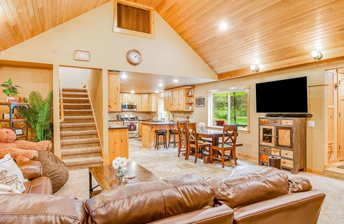 Cle Elum House | Sprawling cabin near the lake with a private grill and large patio - W/D & AC